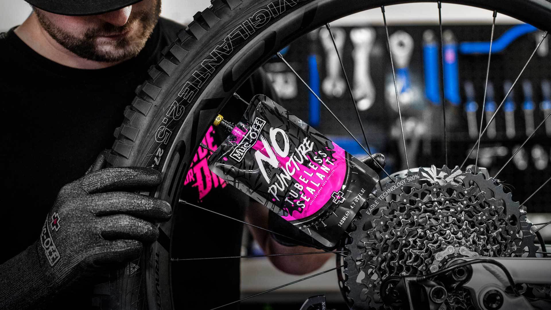 How does liquid gel work for a tubeless tyre